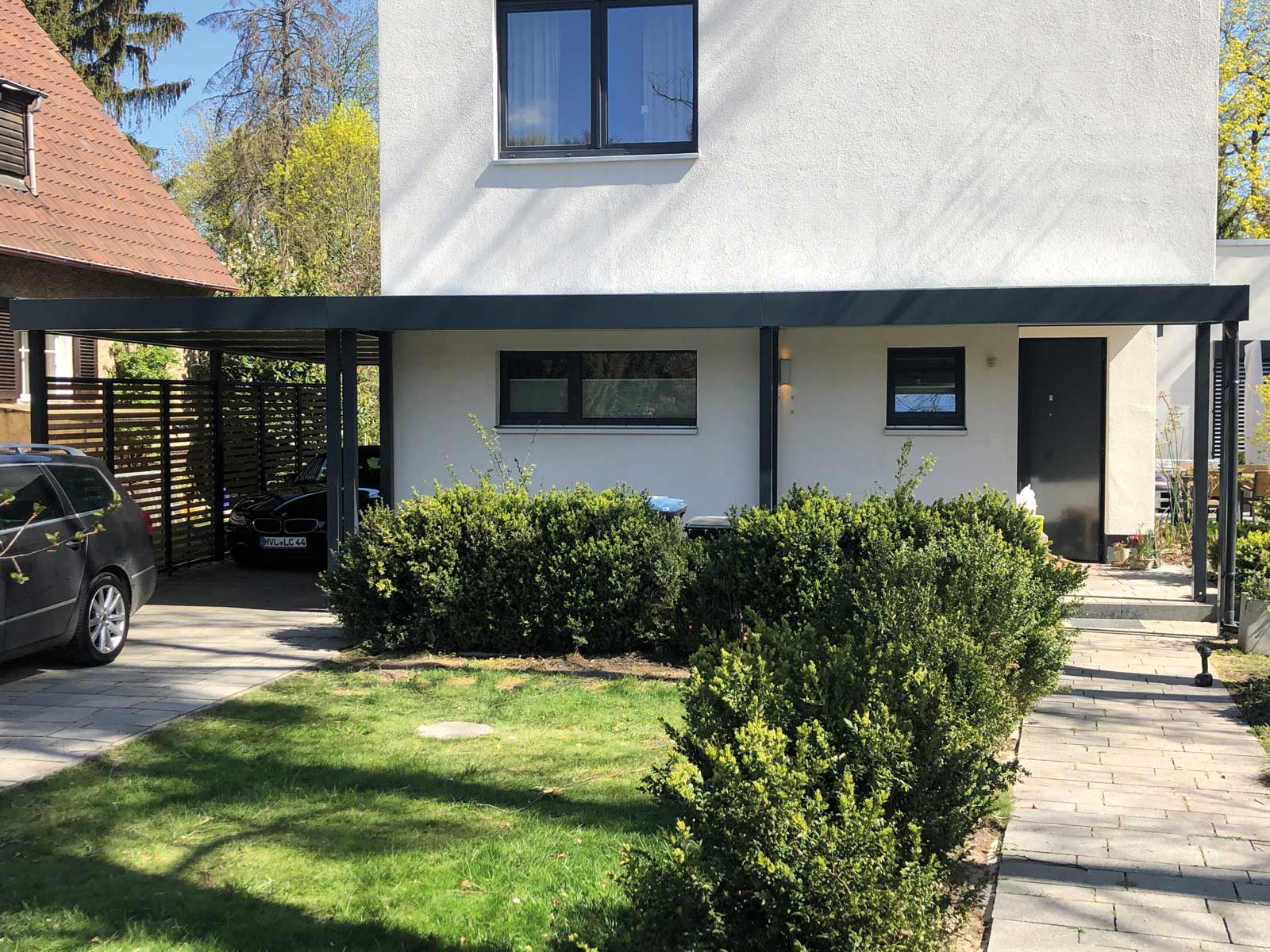 Carport mit weiterführender Eingangsüberdachung von Siebau