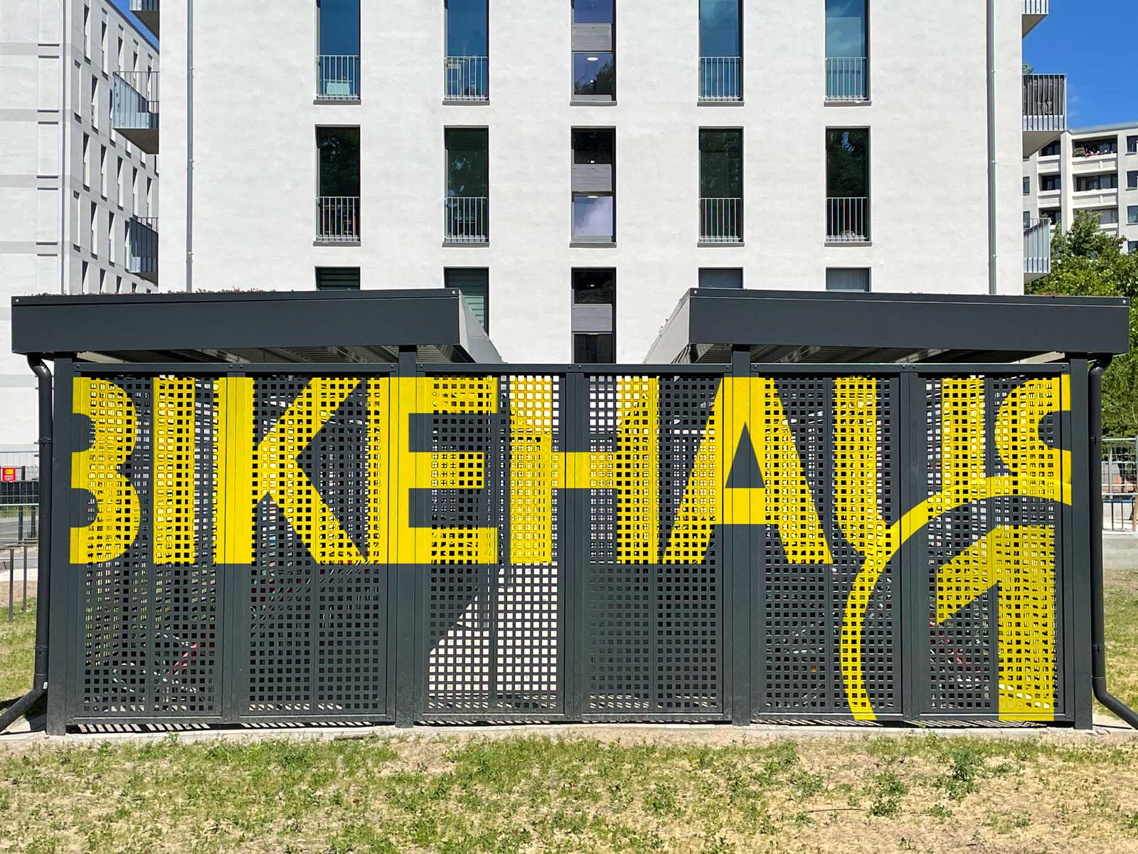Fahrradparkhaus von Siebau Serie "compact" mit bauseitiger Beschriftung