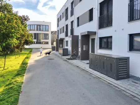 4er Mülltonnenboxen mit Seitewänden in Optik vorvergraute Holzlatten und S.1 Vordächer