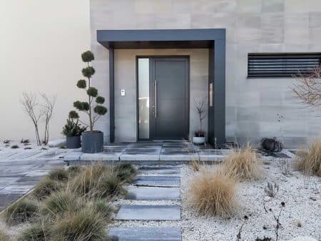 L-förmiges S.1 Vordach mit einer Stütze