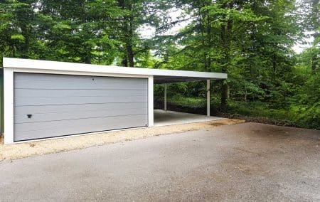 Anbaucarport an Siebau-Doppelgarage aus Stahl