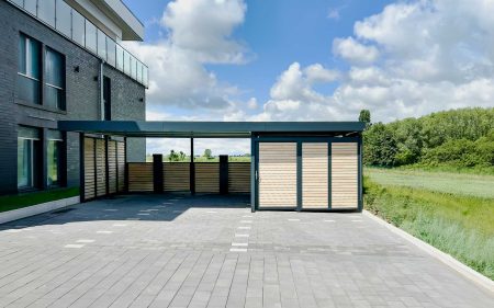 Carport mit Geräteraum aus Sichtschutzelementen