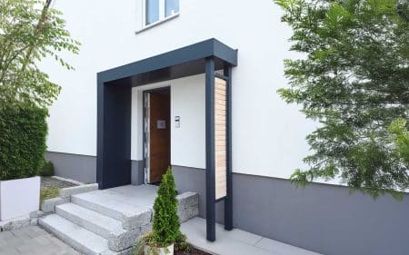 Vordach S.1 mit zwei Stützen und Sichtschutz mit Holzfüllung