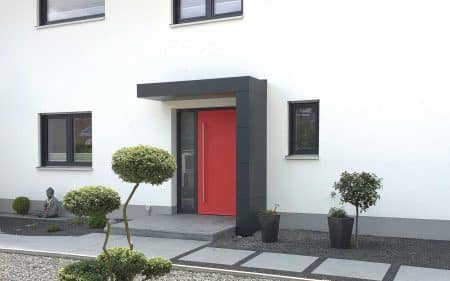 Vordach anthrazit in L-Form mit Fassadenplatte