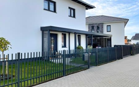 Carport mit weiterführender Eingangsüberdachung