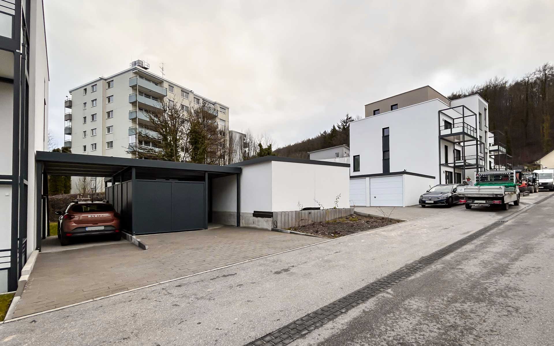 Metallcarport von Siebau mit Siebau Fertiggaragen als Reihenanlage