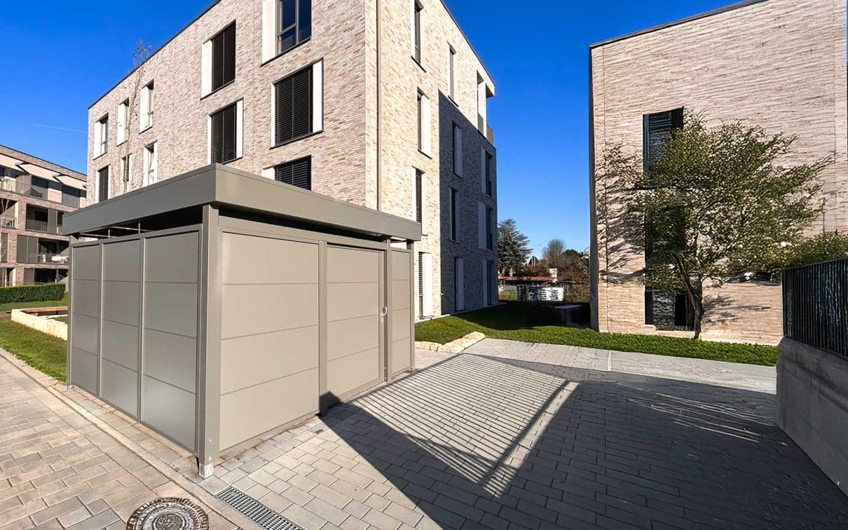 Einhausung für Mülltonnen. Einhausung mit Schiebetür und Fassadenplatten