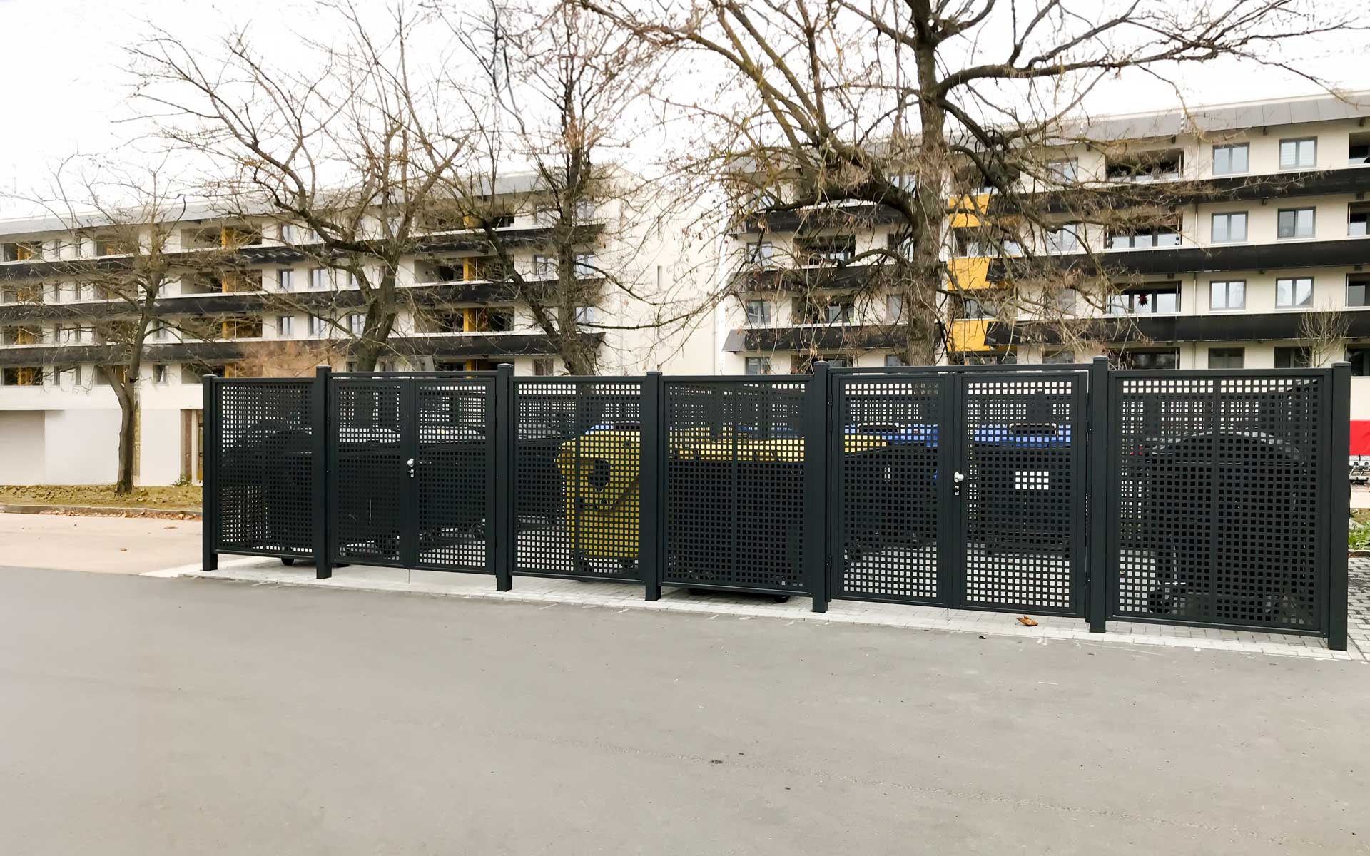 Mülltonnenumhausung aus Metall mit Sichtschutz Quadratlochung